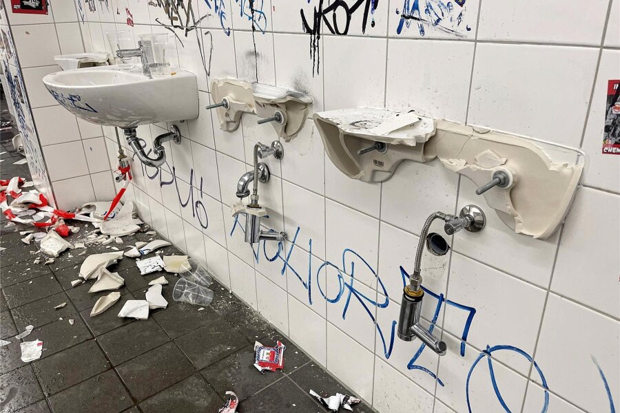 Nach Zerstörungswut der Lübeck-Fans: Für den FC Erzgebirge Aue "ist die Sache nun erledigt" - Bis zum nächsten Heimspiel am Samstagnachmittag werden hier wieder neue Waschbecken angebracht sein.