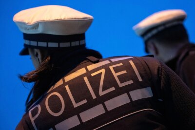 Nach Zeugenhinweis gefasst: Junge Frau zerkratzt in Plauen Autos - Die Polizei wurde am Dienstagabend alarmiert, weil eine junge Frau Fahrzeuge zerkratzte.