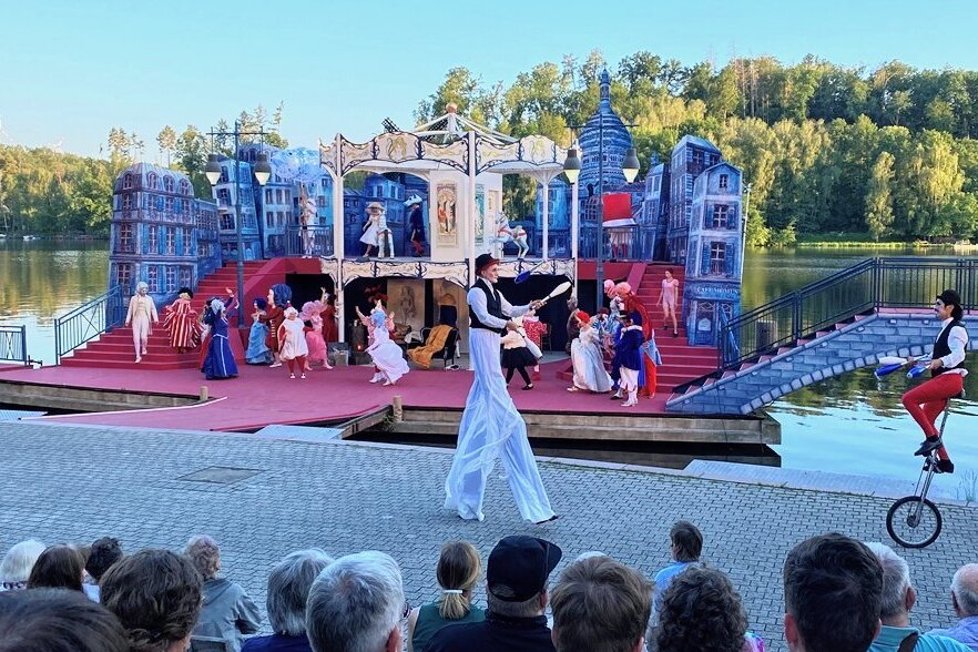 Nach zwei Jahren Corona: Talsperre Kriebstein entpuppt sich als Publikumsmagnet - Von den Aufführungen der Operette "Der Graf von Luxemburg" auf der Seebühne profitierte auch die Schifffahrt der Talsperre. 