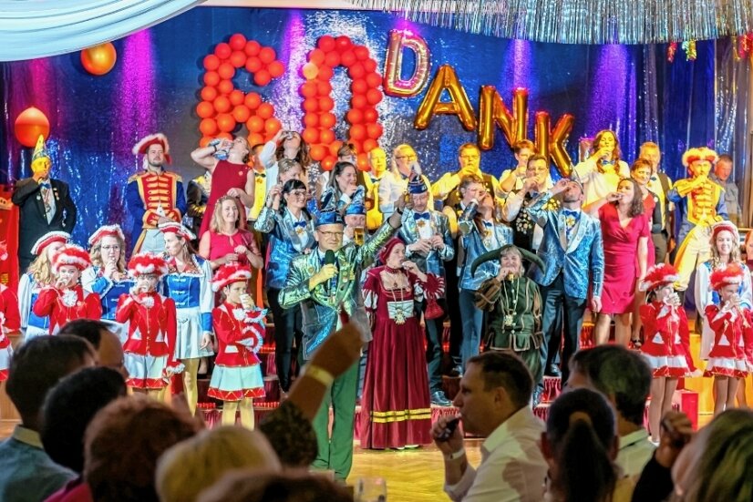Nach zwei Jahren Pause: Narren sind los - Mit einer Gala-Veranstaltung hat der Karneval-Club Rochlitz sein 60-jähriges Bestehen gefeiert und sich bei 170 geladenen Gästen für deren Treue bedankt. Angestoßen wurde auf die nächsten 60 Jahre.