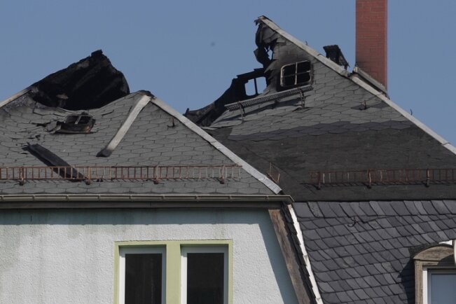 
              <p class="artikelinhalt">Das Haus in der August-Bebel-Straße 24 in Schneeberg-Neustädtel. Der Dachstuhl ist vom Feuer zerstört. </p>
            