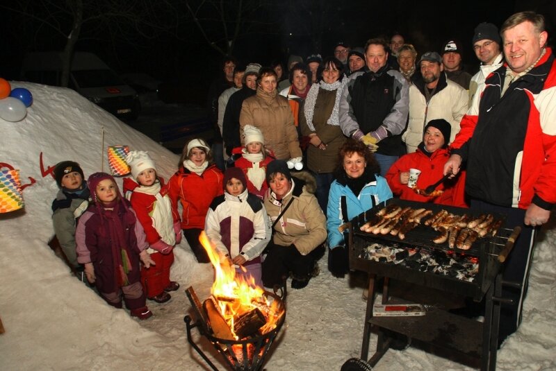 Nachbarn feiern in eisiger Nacht - 
              <p class="artikelinhalt">Mit Rostern, Glühwein, Grog und Kinderpunsch wurde die Schneehöhle eingeweiht.</p>
            
