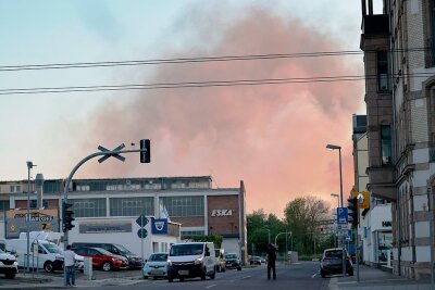 Nachbarn in Sorge: Wer legt in Altchemnitz immer wieder Feuer? - Brand mit weithin sichtbaren Folgen: Während des jüngsten Feuers an der Altchemnitzer Straße entstand eine riesige Rauchwolke. 