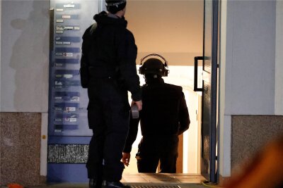Nachbarn nach LKA-Einsatz auf Chemnitzer Kaßberg schockiert: „Ich saß auf einem Pulverfass“ - Sprengstoffexperten des Landeskriminalamtes hatten in dem Haus an der Andréstraße alle Hände voll zu tun.