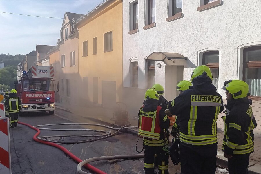 Nachbarn retten Bewohner bei Brand in Werdau - Einsatzkräfte der Werdauer Feuerwehr wurden zum Brand in der Pestalozzistraße gerufen. Foto: André Kleber