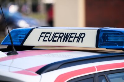 Nachbarn retten Bewohnerin in Zettlitz - Eine Auto der Feuerwehr steht vor der Hauptfeuerwache.