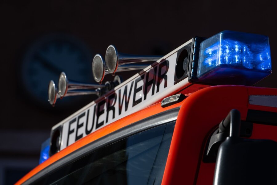 Nachbarn retten schwer verletzte aus brennendem Haus - Blaulicht ist während eines Pressetermins auf einem Einsatzfahrzeug der Feuerwehr zu sehen.
