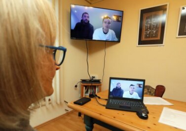 Nachbarschaftshilfe wird digital organisiert - Heidi Fengler-Kuna vom Verein Vielfalt für Bürger bei einer Videokonferenz mit Dustin Unger und dessen Vater David. 