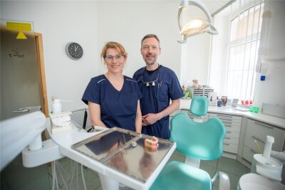 Nachfolgerin für Zahnarztpraxis in Plauen gefunden: „Für uns ist das ein Glücksfall“ - Die Zahnärztin Birgit Orlob und der Fachzahnarzt für Oralchirurgie Dr. Knut Breitung werden künftig die Praxis am Hradschin in Plauen betreiben.
