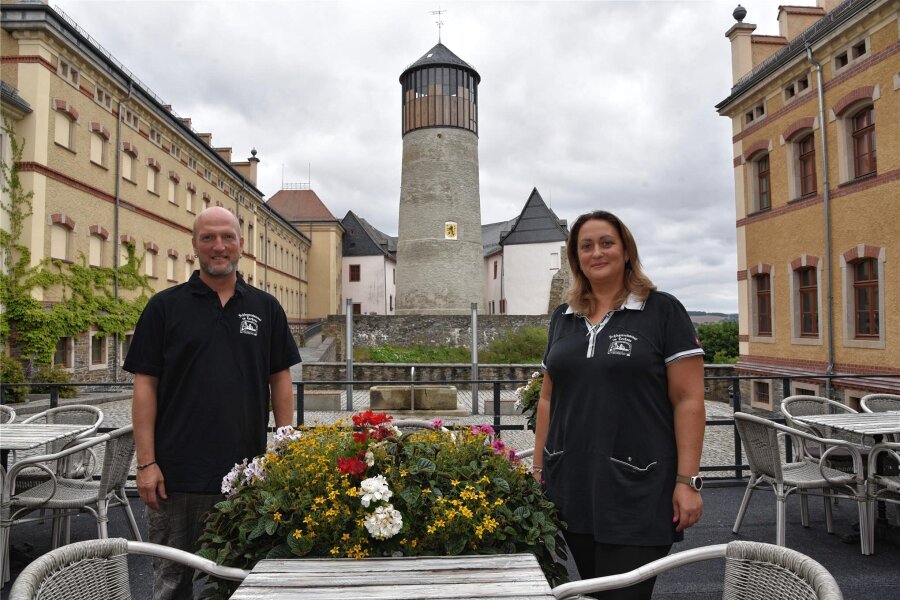 Nachfolgersuche für Schlossrestaurant: Oelsnitzer Stadtrat macht Druck - Alexander und Veronika Ruthe führen seit 2019 das Schlossrestaurant. Ende April hören sie auf.