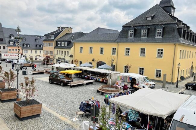 Nachfrage am Dienstag verhalten: Schwieriger Start auf neugestaltetem Neumarkt in Zschopau - Der Wochenmarkt fand am Dienstag zum ersten Mal wieder auf dem neu gestaltetem Neumarkt statt.