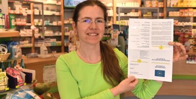 Nachfrage bereits seit 8 Uhr morgens - Apothekerin Franziska Wagner hat am Montag für einige Kunden digitale Impfzertifikate ausgestellt. 