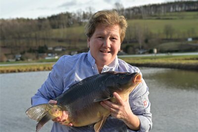 Nachfrage nach Silvester-Karpfen nach wie vor groß - Corina Rockstroh, Inhaberin der Fischzucht Schröder, mit einem Karpfen, der gut acht Kilo wiegt.