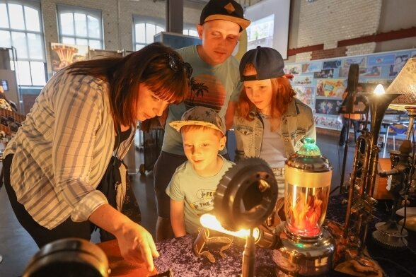 Nachhaltig und bezaubernd: So funktioniert der Steampunk - Die Besucher ließen sich von der kreativen Welt der Technik begeistern, hier sind es Stefanie und Michael Koch mit ihren Kindern Paul und Emma.