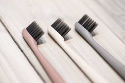 Nachhaltiger Zähneputzen: 7 Dinge, die Sie wissen sollten - Zahnbürsten aus nachwachsenden Rohstoffen - daran tüfteln die Hersteller.