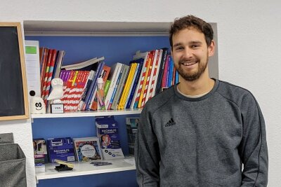 Nachhilfe in Chemnitz bietet kostenlose Plätze an - Inhaber Tim Hujer (27) in den Räumlichkeiten der Nachhilfe auf dem Sonnenberg. 