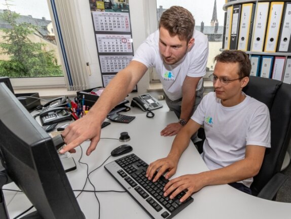 Nikita Soldatov (links) und Marek Pijala in den Geschäftsräumen ihrer Burgstädter Firma "Schülertreff". 