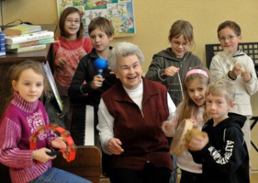 Nachruf auf eine Oelsnitzer Lehrerin: Ein Leben für Musik und Kinder - Irmgard Krauthoff im Jahr 2009 beim Musizieren mit Kindern an der Europäischen Grundschule Lichtenstein. Sie hat nicht nur gern mit Kindern gearbeitet, sondern für sie auch viele Lieder geschrieben. 