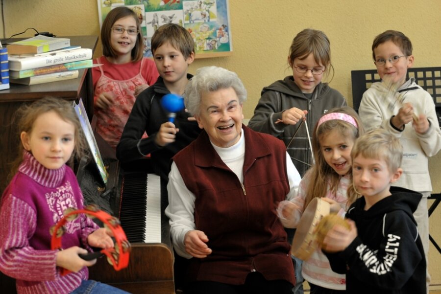 Irmgard Krauthoff im Jahr 2009 beim Musizieren mit Kindern an der Europäischen Grundschule Lichtenstein. Sie hat nicht nur gern mit Kindern gearbeitet, sondern für sie auch viele Lieder geschrieben. 