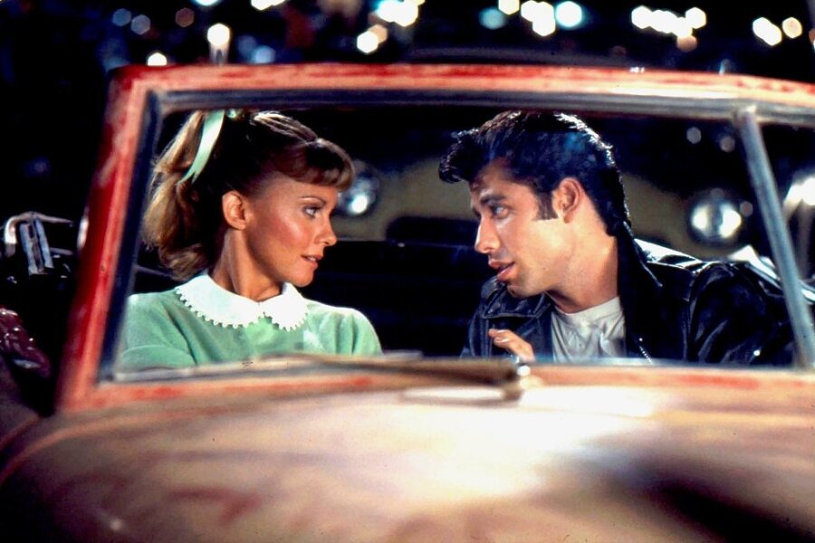 Ein Bild aus besseren Zeiten: Olivia Newton-John als "Sandy" und John Travolta als "Danny" in dem 1977 entstandenen Musicalfilm "Grease". Der Streifen machte die britisch-australische Sängerin und Schauspielerin, die im Alter von 73 Jahren am Montag gestorben ist, weltberühmt. 