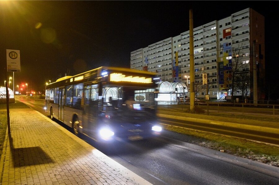 Nachtbusse in Chemnitz wieder durchgängig unterwegs - Der Nachtverkehr der CVAG umfasst acht Nachtbuslinien. Ab der Nacht zum Dienstag sind sie wieder täglich im Stundentakt unterwegs. 