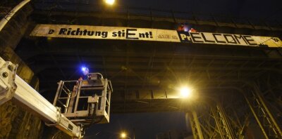 Nachteinsatz am Viadukt: Illegaler Schriftzug entfernt - 