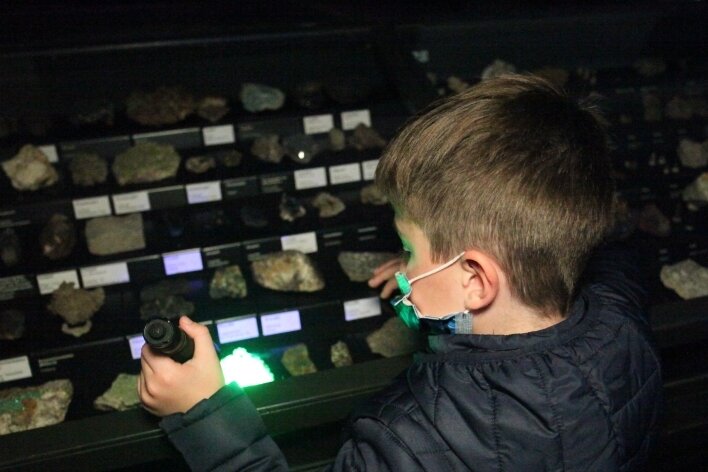 Nachts durchs Museum geistern - In den dunklen Kunstsammlungen können Kinder unter UV-Licht funkelnde Minerale und Edelsteine entdecken. 