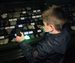 Nachts durchs Museum geistern - In den dunklen Kunstsammlungen können Kinder unter UV-Licht funkelnde Minerale und Edelsteine entdecken. 