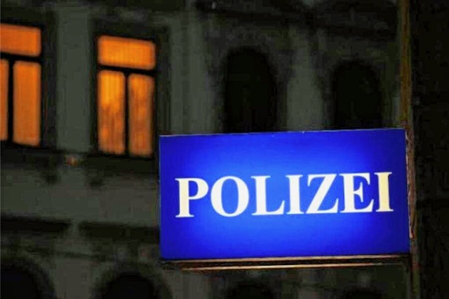 Nachts in Glauchau: Polizei stoppt 27-Jährigen mit Baumaschine - Polizisten stoppten in der Nacht auf Sonntag einen 27-Jährigen, der in Glauchau mit einer Baumaschine unterwegs war. 