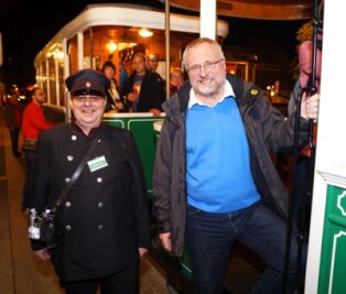 Nachts sind alle Museen bunt - wenigstens einmal im Jahr - Kulturamtsleiter Michael Löffler (rechts) und Holger Stoll sind vor zwei Jahren mit der historischen Straßenbahn zur Museumsnacht unterwegs gewesen. Die alte Tram wird wieder im Einsatz sein. 