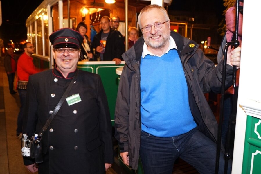 Nachts sind alle Museen bunt - wenigstens einmal im Jahr - Kulturamtsleiter Michael Löffler (rechts) und Holger Stoll sind vor zwei Jahren mit der historischen Straßenbahn zur Museumsnacht unterwegs gewesen. Die alte Tram wird wieder im Einsatz sein. 