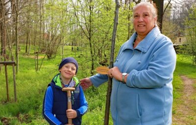 Nachwuchs für den Park - Andrea Heckel pflanzte mit ihrem Enkel Kurt im Ruppertsgrüner Park eine Eiche. 
