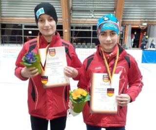 Nachwuchs glänzt auf nationalem Eis - Leon Menard (links) und Richard Ketzel vom TSV Vorwärts Mylau überzeugten in den Staffelwettbewerben mit starken Leistungen. 