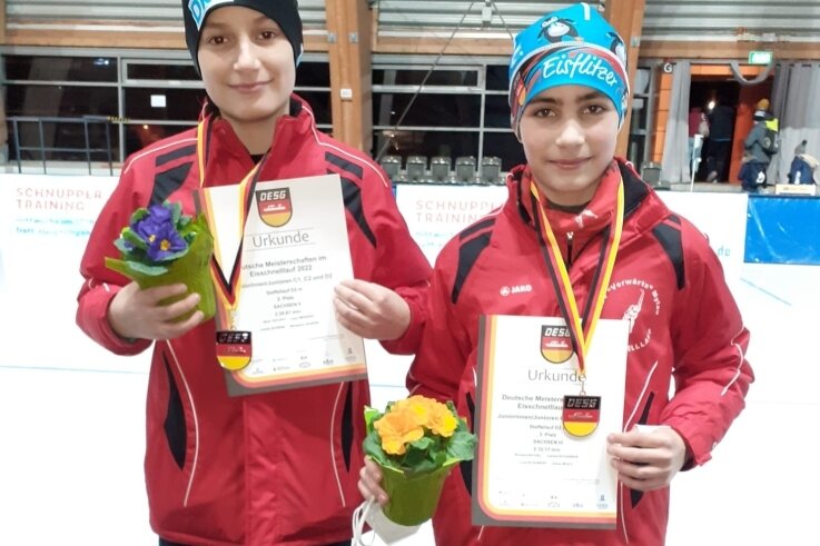 Nachwuchs glänzt auf nationalem Eis - Leon Menard (links) und Richard Ketzel vom TSV Vorwärts Mylau überzeugten in den Staffelwettbewerben mit starken Leistungen. 