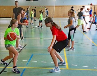 Nachwuchs nutzt Feriencamp intensiv - Insgesamt rund 25 Kinder konnten Trainer Stephan Wolf (links hinten) und weitere Helfer vom BC Zwickau in dieser Woche beim Sommercamp in der Sporthalle Dieselstraße in Zwickau begrüßen. 