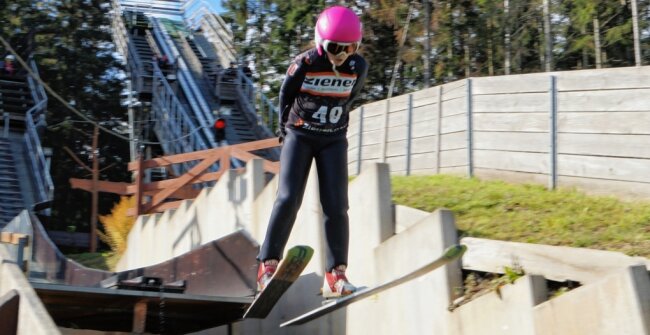 Nachwuchs springt nach vorn - Hoch hinaus: Emma Kießling von der WSG Rodewisch hebt hier gerade auf der 32-Meter-Schanze ab.