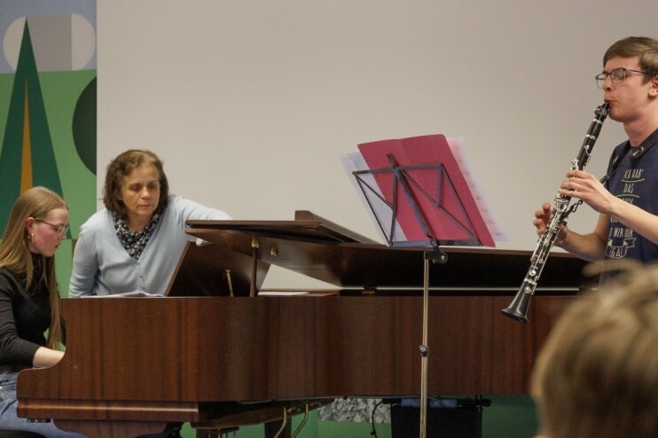 Nachwuchs übt für Wettbewerb - Salome Uhlig am Klavier und Justus Herzig mit der Klarinette