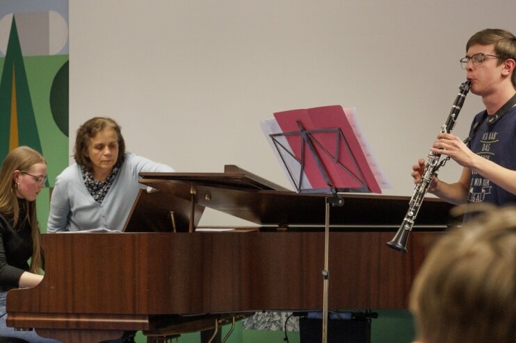 Nachwuchs übt für Wettbewerb - Salome Uhlig am Klavier und Justus Herzig mit der Klarinette