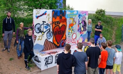 Nachwuchs übt sich an Graffitiwand - Die Graffitiwand am HOT-Sportzentrum ist gewachsen. 