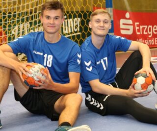 Nachwuchshandballer beim EHV-Aue: Junge Wilde streben mehr Spielzeit an - Jannik Dutschke (l.) und Elias Bombelka wollen sich im Profiteam des EHV Aue etablieren. 
