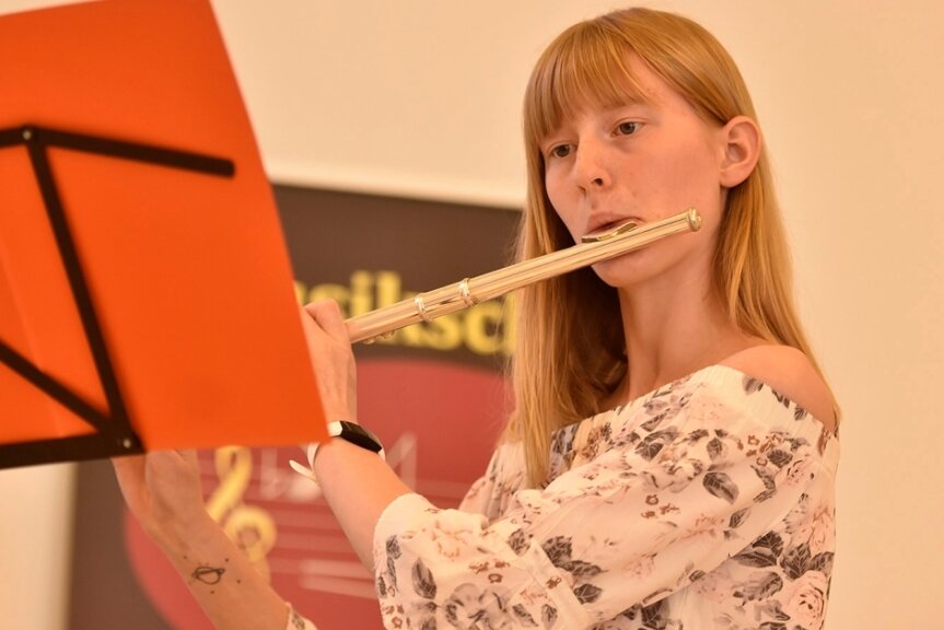 Schüler der Musikschule Adorf beendeten mit einem Konzert in der Aula der Zentralschule das Unterrichtsjahr. Im Foto Lucienne Valentin, die vor der Abschlussprüfung steht. 