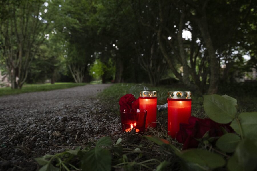 Nackter Mann tötet Joggerin in Schweizer Park - Blumem und Kerzen liegen im Park an dem Tatort im schweizerischen Männedorf.