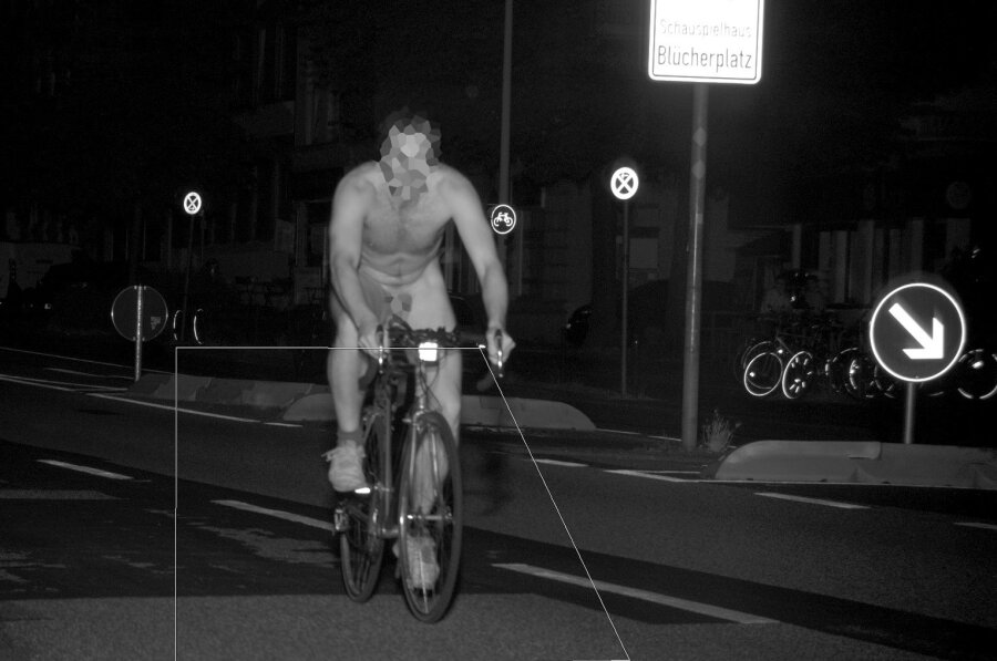 Nackter Radfahrer mit 47 km/h geblitzt - Der rasende Nacktradler. Die Behörde hat sein Gesicht (zum Schutz des Persönlichkeitsrechts) und den Schritt (vermutlich aus anderen Gründen) unkenntlich gemacht.