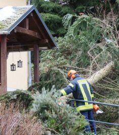"Nadia" beschert Wehren Dauereinsatz - In Schwarzenberg musste die Feuerwehr einen Baum beseitigen, der vor den Eingang eines Wohnhauses gefallen war. 