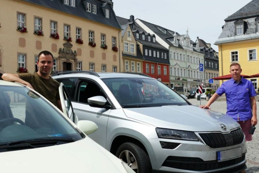 Auf dem Zschopauer Altmarkt angekommen: Die "Freie Presse"-Redakteure Marcus Taschke (links) und Mike Baldauf haben die neue Verkehrsführung getestet. 