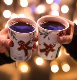 Nächste Erzgebirgs-Stadt sagt Weihnachtsmarkt ab - Glühwein auf dem Weihnachtsmarkt trinken: Im Erzgebirge fällt das dieses Jahr mancherorts aus.