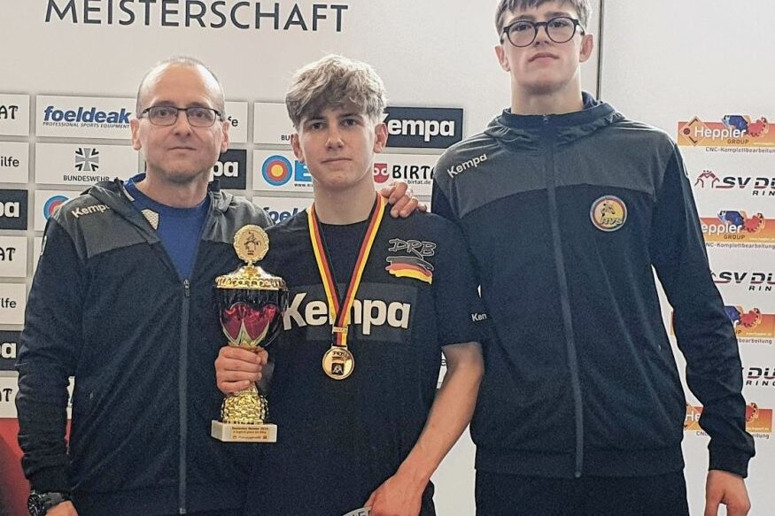 Nächster Goldjunge vom KSV - Die beiden Starter des KSV Pausa bei den Deutschen Meisterschaften der U-17 in Dürbheim, Sebastian Wagner (Mitte) und Konrad Schütz (rechts) wurden von Vater und Nachwuchstrainer Dirk Wagner betreut.