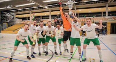 Nächster Pokal für TSV-Kicker - Im Finale 2020 verloren die Langhennersdorfer noch das Finale gegen Fortuna Langenau, nun klappte es mit dem Cup-Gewinn.
