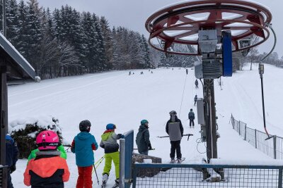 Nächster Skilift im Erzgebirge öffnet - Am Dienstag durften Kinder die Piste in Königswalde schon nutzen. Am Freitag öffnet der Skilift für alle Gäste.