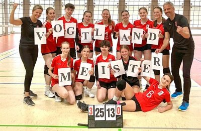 Nächster Vogtlandmeistertitel für VSV Fortuna - Die Trainer Kristin (ganz links) und André Glöckner sind stolz auf ihre Mannschaft, die dem VSV den nächsten Titel bescherte. 